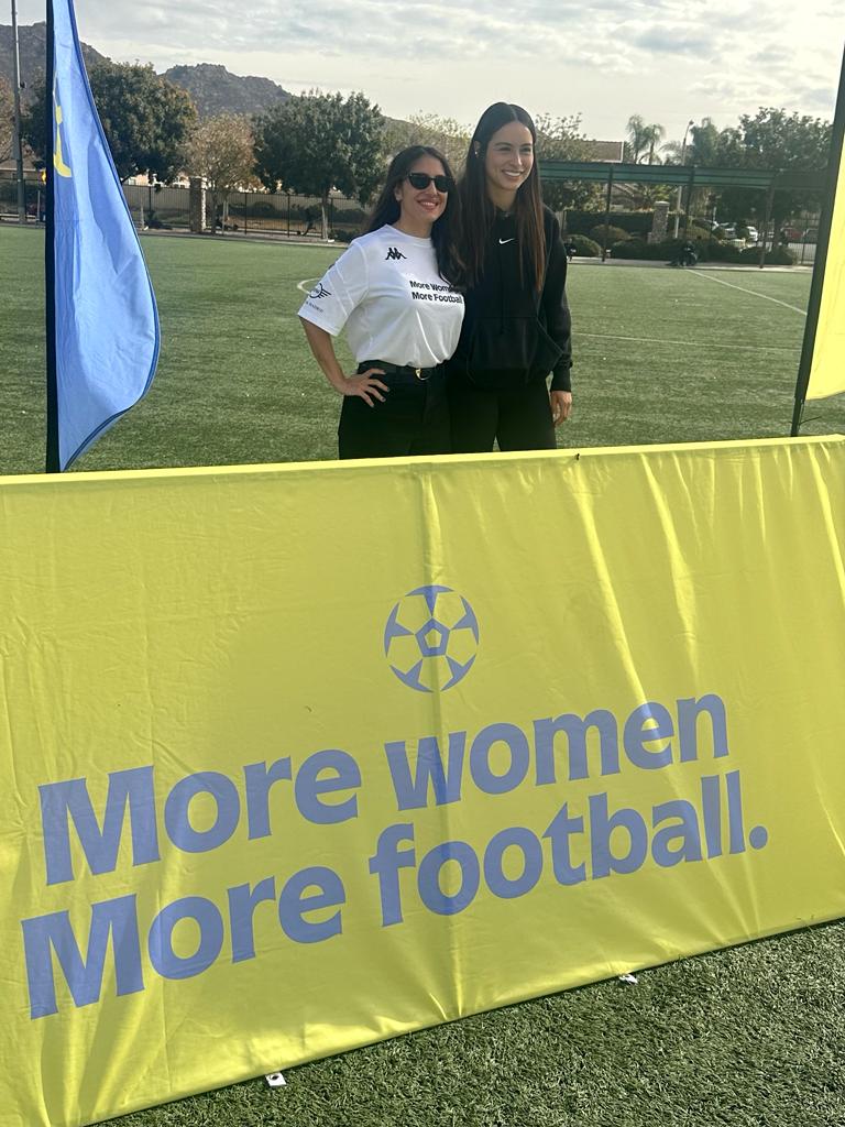 Martina Olivas Fundadora y CEO de WOMANGOAL Y Scarlett Camberos delantera del equipo Ángel City FC y la selección mexicana juvenil, la cual también es la nueva adquisición del equipo FC Bay.  